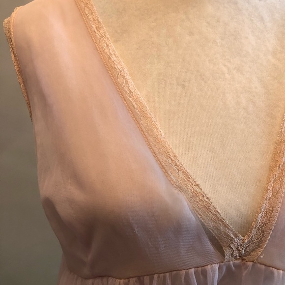 Gorgeous Light Pink Vintage 1960’s Nightgown - Picture 2 of 2